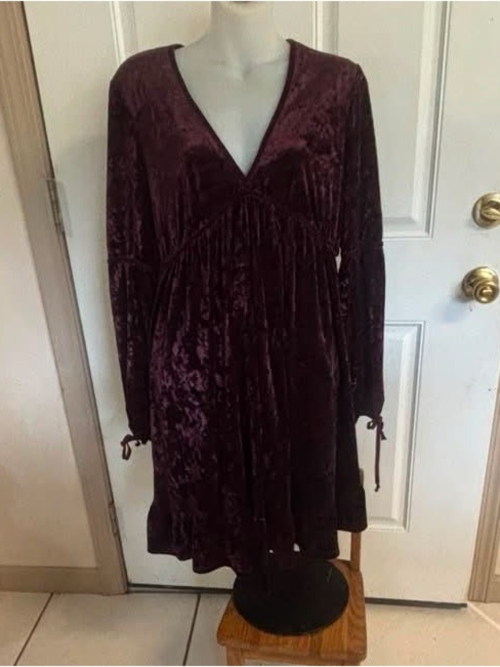 Med Chelsea & Violet plum crushed velvet long sleeve babydoll mini dress. In EUC